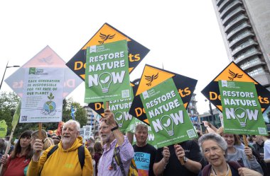 Londra, İngiltere. 22 Haziran 2024. Çevre protestocuları Doğayı Yenile 'deki pankartlarla Londra' da protesto gösterileri düzenleyerek acil siyasi eylem çağrısında bulundular..
