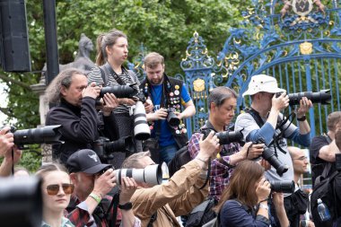 Londra, İngiltere. 22 Haziran 2024. Bir grup basın fotoğrafçısı, Londra sokaklarında düzenlenen protesto gösterisinde avantajlı bir çekim alanında bir araya geldi..