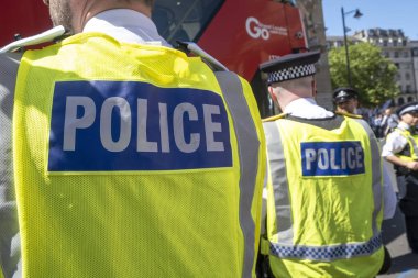 Londra, İngiltere. 14 Mayıs 2022. Londra sokaklarında düzenlenen Filistin yanlısı gösteriler sırasında protestocuları izlemek ve onlara eşlik etmek üzere görevli Metropolitan polis memurları.