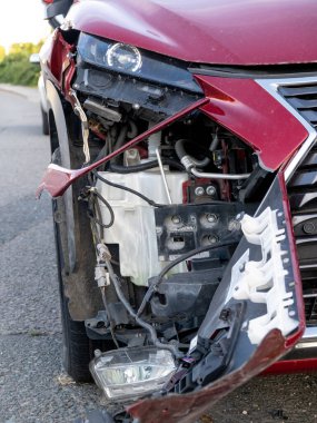 Nottingham, İngiltere. 12 Ağustos 2023. Gelen bir aracın çarpması sonucu oluşan hasar ön sürücü tarafındaki emniyet kemerlerini ortaya çıkardı..