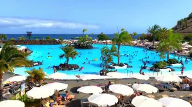 Santa Cruz, Tenerife, Kanarya Adaları. 7 Ağustos 2024. Tatilcilerin Santa Cruz, Tenerife 'deki Parque Maritimo su parkındaki havuzları kullanırken çekilmiş statik görüntüleri.. 