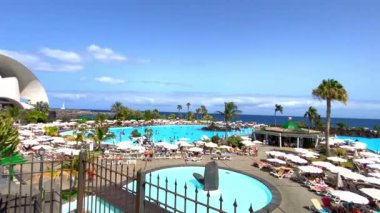 Santa Cruz, Tenerife, Kanarya Adaları. 7 Ağustos 2024. Tatilcilerin Santa Cruz, Tenerife 'deki Parque Maritimo su parkındaki havuzları kullanışlarının görüntüsü.. 
