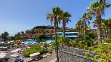Santa Cruz, Tenerife, Kanarya Adaları. 7 Ağustos 2024. Tatilcilerin Santa Cruz, Tenerife 'deki Parque Maritimo su parkındaki havuzları kullanışlarının görüntüsü.. 