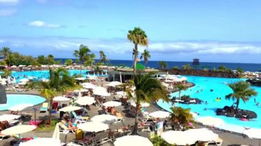 Santa Cruz, Tenerife, Kanarya Adaları. 7 Ağustos 2024. Tatilcilerin Santa Cruz, Tenerife 'deki Parque Maritimo su parkındaki havuzları kullanışlarının görüntüsü.. 