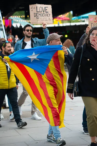 Londra, İngiltere. 19 Ekim 2019. İspanya 'nın İspanya' dan bağımsızlık mücadelesi veren küçük İspanyol protestocular grubu, Southbank, Londra, İngiltere 'de yürüyüş ve tezahürat yapıyor..