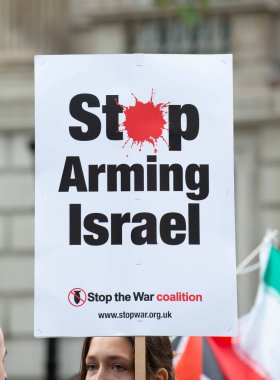 Londra, İngiltere. 2 Kasım 2024. Filistin Ulusal Yürüyüşü 'nde Filistin için Adalet talep eden ve hükümetin savaşın sona ermesine yardım etmesini isteyen Filistin yanlısı destekçi tabela tutuyor..