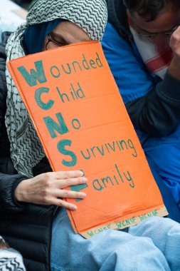 Londra, İngiltere. 2 Kasım 2024. Filistin Ulusal Yürüyüşü 'nde Filistin için Adalet talep eden ve hükümetin savaşın sona ermesine yardım etmesini isteyen Filistin yanlısı destekçi tabela tutuyor..