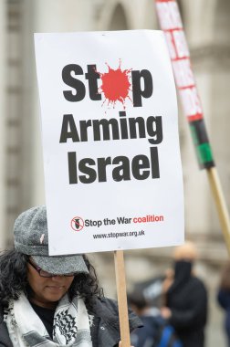 Londra, İngiltere. 2 Kasım 2024. Filistin Ulusal Yürüyüşü 'nde Filistin için Adalet talep eden ve hükümetin savaşın sona ermesine yardım etmesini isteyen Filistin yanlısı destekçi tabela tutuyor..