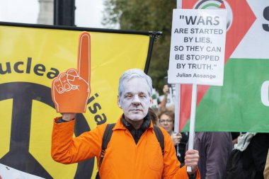 Londra, İngiltere. 2 Kasım 2024. Filistin Ulusal Yürüyüşü 'nde Filistin için Adalet talep eden ve hükümetin savaşın sona ermesine yardım etmesini isteyen Filistin yanlısı destekçi tabela tutuyor..