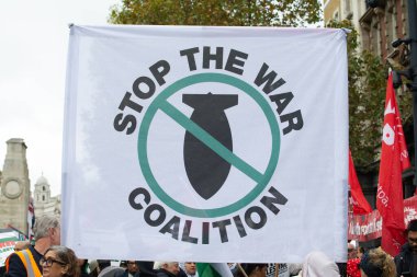 Londra, İngiltere. 2 Kasım 2024. Filistin Ulusal Yürüyüşü destekçileri tarafından Filistin için Adalet ve hükümetin savaşın sona ermesine yardım etmesi talebiyle Londra 'da düzenlenen protesto gösterileri için kullanılan pankartlar.