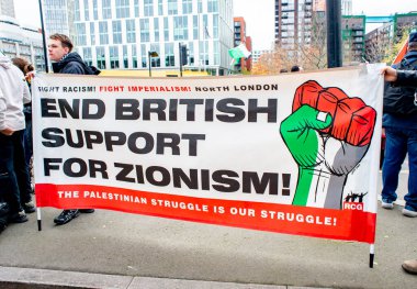 Londra, İngiltere. 2 Kasım 2024. Filistin Ulusal Yürüyüşü destekçileri tarafından Filistin için Adalet ve hükümetin savaşın sona ermesine yardım etmesi talebiyle Londra 'da düzenlenen protesto gösterileri için kullanılan pankartlar.