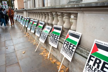 Londra, İngiltere. 2 Kasım 2024. Filistin Ulusal Yürüyüşü destekçileri tarafından Filistin için Adalet ve hükümetin savaşın sona ermesine yardım etmesi talebiyle Londra 'da düzenlenen protesto gösterileri için kullanılan pankartlar.