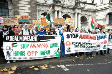 Londra, İngiltere. 2 Kasım 2024. Filistin Ulusal Yürüyüşü 'nde Filistin için Adalet ve hükümetin savaşın sona ermesine yardım etmesini isteyen Filistin destekçileri,.