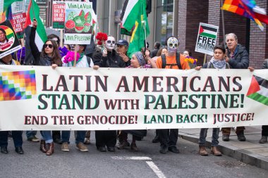 Londra, İngiltere. 2 Kasım 2024. Filistin Ulusal Yürüyüşü 'nde Filistin için Adalet ve hükümetin savaşın sona ermesine yardım etmesini isteyen Filistin destekçileri,.