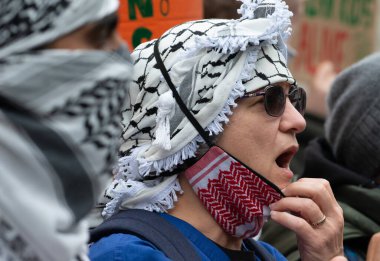 Londra, İngiltere. 2 Kasım 2024. Filistin Ulusal Yürüyüşü 'nde Filistin için Adalet ve devletten savaşın sona ermesine yardım talebinde bulunan Filistinli destekçiler, Filistin protestosu için keffiyeh giyiyorlar..