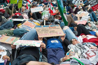 Londra, İngiltere. 2 Kasım 2024. Protestocular, Filistin için Adalet ve hükümetin savaşın sona ermesine yardım etmesini isteyen Londra 'daki Ulusal Filistin Yürüyüşü' nde bir Die-in gösterisi düzenledi..