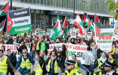 Londra, İngiltere. 2 Kasım 2024. Filistin Ulusal Yürüyüşü 'ne bayrak sallayan Filistin yanlısı Filistin destekçileri, Filistin için Adalet ve hükümetin savaşın sona ermesine yardım etmesini talep ediyorlar..