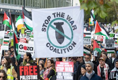 Londra, İngiltere. 2 Kasım 2024. Filistin Ulusal Yürüyüşü 'ne bayrak sallayan Filistin yanlısı Filistin destekçileri, Filistin için Adalet ve hükümetin savaşın sona ermesine yardım etmesini talep ediyorlar..