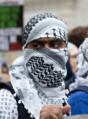 Londra, İngiltere. 2 Kasım 2024. Filistin Ulusal Yürüyüşü 'nde Keffiyeh giyen Filistin yanlısı Pro Filistin destekçisi Filistin için Adalet ve hükümetin savaşın sona ermesine yardım etmesini talep ediyor..