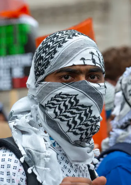 Londra, İngiltere. 2 Kasım 2024. Filistin Ulusal Yürüyüşü 'nde Keffiyeh giyen Filistin yanlısı Pro Filistin destekçisi Filistin için Adalet ve hükümetin savaşın sona ermesine yardım etmesini talep ediyor..