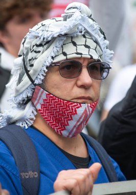 Londra, İngiltere. 2 Kasım 2024. Filistin Ulusal Yürüyüşü 'nün Pro Filistin destekçisi, Londra, Filistin için Adalet ve hükümetin savaşın sona ermesine yardım etmesini talep ediyor..