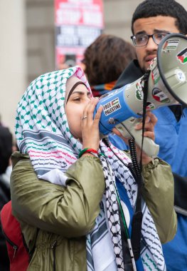 Londra, İngiltere. 2 Kasım 2024. Filistin Ulusal Yürüyüşü 'nde megafon kullanan Filistin yanlısı Filistin destekçisi, Filistin için Adalet ve hükümetin savaşın sona ermesine yardım etmesini talep ediyor..