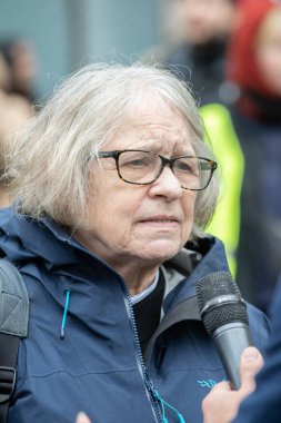 Londra, İngiltere. 2 Kasım 2024. Yazar ve aktivist Lindsey German, Filistin için Adalet ve devletten savaşın sona ermesine yardım talebinde bulunmak için Ulusal Yürüyüş 'te röportaj yaptı..