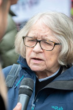 Londra, İngiltere. 2 Kasım 2024. Yazar ve aktivist Lindsey German, Filistin için Adalet ve devletten savaşın sona ermesine yardım talebinde bulunmak için Ulusal Yürüyüş 'te röportaj yaptı..
