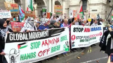 Londra, İngiltere. 2 Kasım 2024. Filistin Ulusal Yürüyüşü, Londra 'da Filistin için Adalet ve hükümetin savaşın sona ermesine yardım etmesini isteyen pankartlı Filistinli destekçiler.