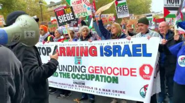 Londra, İngiltere. 2 Kasım 2024. Filistin Ulusal Yürüyüşü, Londra 'da Filistin için Adalet ve hükümetin savaşın sona ermesine yardım etmesini isteyen pankartlı Filistinli destekçiler.