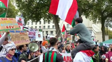 Londra, İngiltere. 2 Kasım 2024 Filistin Ulusal Yürüyüşü 'nde Filistin için Adalet ve İngiltere hükümetinin savaşın sona ermesine yardım etmesini isteyen Filistin destekçilerini sallayan 2 Kasım 2024.