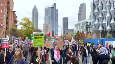 Londra, İngiltere. 2 Kasım 2024. Filistin Ulusal Yürüyüşü, Londra 'da Filistin için Adalet ve İngiliz Hükümeti' nin savaşın sona ermesine yardım etmesini isteyen Filistin destekçilerini sallayan bayrak..