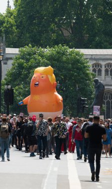 Londra, İngiltere. 13 Temmuz 2018. Turuncu Bebek Trump zeplini # Gürültüyü Getir Mart Donald Trump protesto gösterisinde Parlamento Meydanı, Londra, İngiltere 'de sergileniyor..  