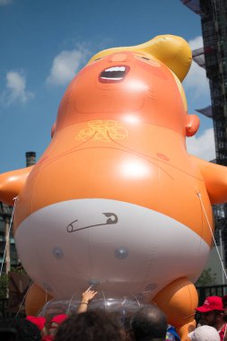 Londra, İngiltere. 13 Temmuz 2018. Turuncu Bebek Trump zeplini # Gürültüyü Getir Mart Donald Trump protesto gösterisinde Parlamento Meydanı, Londra, İngiltere 'de sergileniyor..  