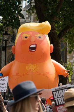 Londra, İngiltere. 13 Temmuz 2018. Turuncu Bebek Trump zeplini # Gürültüyü Getir Mart Donald Trump protesto gösterisinde Parlamento Meydanı, Londra, İngiltere 'de sergileniyor..  