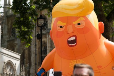 Londra, İngiltere. 13 Temmuz 2018. Turuncu Bebek Trump zeplini # Gürültüyü Getir Mart Donald Trump protesto gösterisinde Parlamento Meydanı, Londra, İngiltere 'de sergileniyor..  