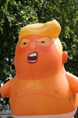 Londra, İngiltere. 13 Temmuz 2018. Turuncu Bebek Trump zeplini # Gürültüyü Getir Mart Donald Trump protesto gösterisinde Parlamento Meydanı, Londra, İngiltere 'de sergileniyor..  