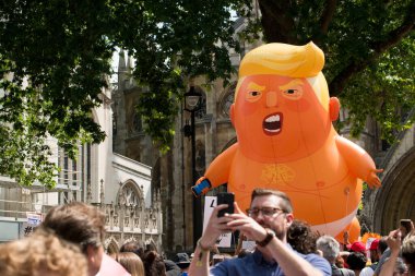 Londra, İngiltere. 13 Temmuz 2018. Turuncu Bebek Trump zeplini # Gürültüyü Getir Mart Donald Trump protesto gösterisinde Parlamento Meydanı, Londra, İngiltere 'de sergileniyor..  