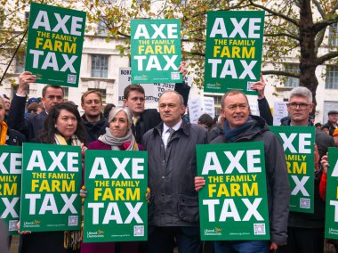 Londra, İngiltere. 19 Kasım 2024. Hükümetin veraset vergisini% 50 'ye düşürme planlarını protesto etmek amacıyla Whitehall' daki Londra Tarım Mitingi 'nde pankartlı protestocular.