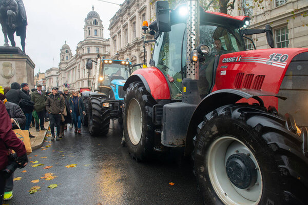 .Лондон, Великобритания. 19 ноября 2024 года. Протестующие и тракторы на Лондонском фермерском митинге в Уайтхолле в знак протеста против планов правительства сократить льготы на сельскохозяйственную собственность по налогу на наследство для ферм.