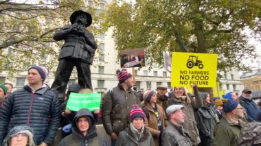 Londra, İngiltere. 19 Kasım 2024. Hükümetin veraset vergisini% 50 'ye düşürme planlarını protesto etmek amacıyla Whitehall' daki Londra Tarım Mitingi 'nde pankartlı protestocular.