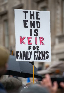 Londra, İngiltere. 19 Kasım 2024. Hükümetin veraset vergisini% 50 'ye düşürme planlarını protesto etmek amacıyla Whitehall' daki Londra Tarım Mitingi 'ndeki protesto işareti..