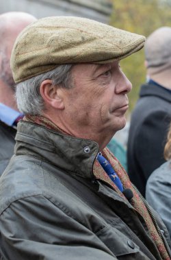 Londra, İngiltere. 19 Kasım 2024. Nigel Farage politikacı, yayıncı ve Reform İngiltere lideri, Whitehall 'daki Londra Tarım Mitingi' ne katıldı. Bay Farage tarım camiasının üyeleriyle görüşüyordu..