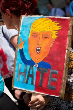 Londra, İngiltere. 13 Temmuz 2018. ABD başkanının tartışmalı İngiltere ziyaretini protesto etmek ve kadın düşmanlığı ve ırkçılığına karşı direnç göstermek amacıyla # Gürültülü Kadın Yürüyüşü 'nde Donald Trump karşıtı bir protesto yazısı tutan protestocu.