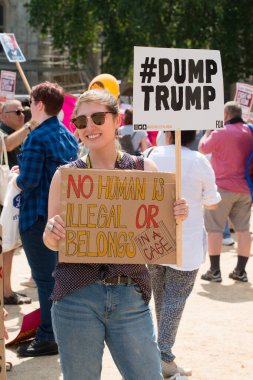 Londra, İngiltere. 13 Temmuz 2018. ABD başkanının tartışmalı İngiltere ziyaretini protesto etmek ve kadın düşmanlığı ve ırkçılığına karşı direnç göstermek amacıyla # Gürültülü Kadın Yürüyüşü 'nde Donald Trump karşıtı bir protesto yazısı tutan protestocu.