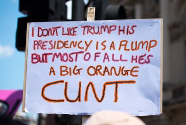 Londra, İngiltere. 13 Temmuz 2018. # Gürültüyü Getir Kadın Yürüyüşü 'ndeki Donald Trump karşıtı protesto yazısı, ABD başkanının tartışmalı İngiltere ziyaretini protesto etmek ve onun kadın düşmanlığına ve ırkçılığına direnç göstermek için..
