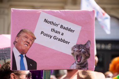 Londra, İngiltere. 13 Temmuz 2018. # Gürültüyü Getir Kadın Yürüyüşü 'ndeki Donald Trump karşıtı protesto yazısı, ABD başkanının tartışmalı İngiltere ziyaretini protesto etmek ve onun kadın düşmanlığına ve ırkçılığına direnç göstermek için..