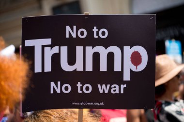 Londra, İngiltere. 13 Temmuz 2018. # Gürültüyü Getir Kadın Yürüyüşü 'ndeki Donald Trump karşıtı protesto yazısı, ABD başkanının tartışmalı İngiltere ziyaretini protesto etmek ve onun kadın düşmanlığına ve ırkçılığına direnç göstermek için..