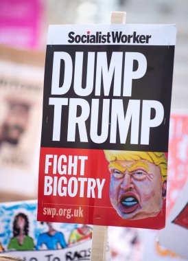 Londra, İngiltere. 13 Temmuz 2018. # Gürültüyü Getir Kadın Yürüyüşü 'ndeki Donald Trump karşıtı protesto yazısı, ABD başkanının tartışmalı İngiltere ziyaretini protesto etmek ve onun kadın düşmanlığına ve ırkçılığına direnç göstermek için..