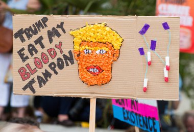 Londra, İngiltere. 13 Temmuz 2018. # Gürültüyü Getir Kadın Yürüyüşü 'ndeki Donald Trump karşıtı protesto yazısı, ABD başkanının tartışmalı İngiltere ziyaretini protesto etmek ve onun kadın düşmanlığına ve ırkçılığına direnç göstermek için..